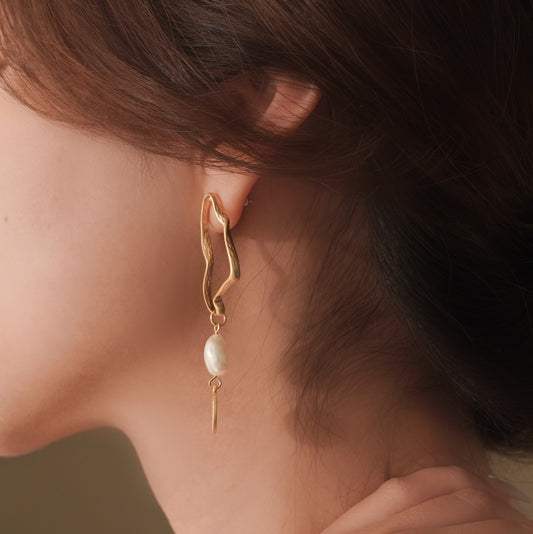 Asymmetric Baroque Pearl Earrings - Modingo Modingo