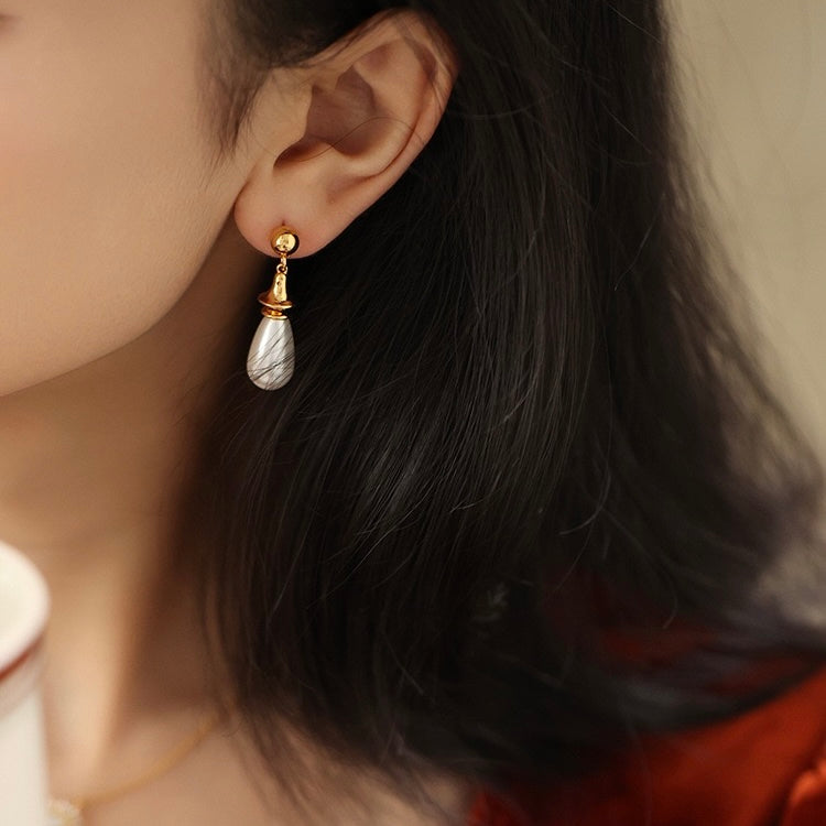 Vintage Teardrop Gold Earrings