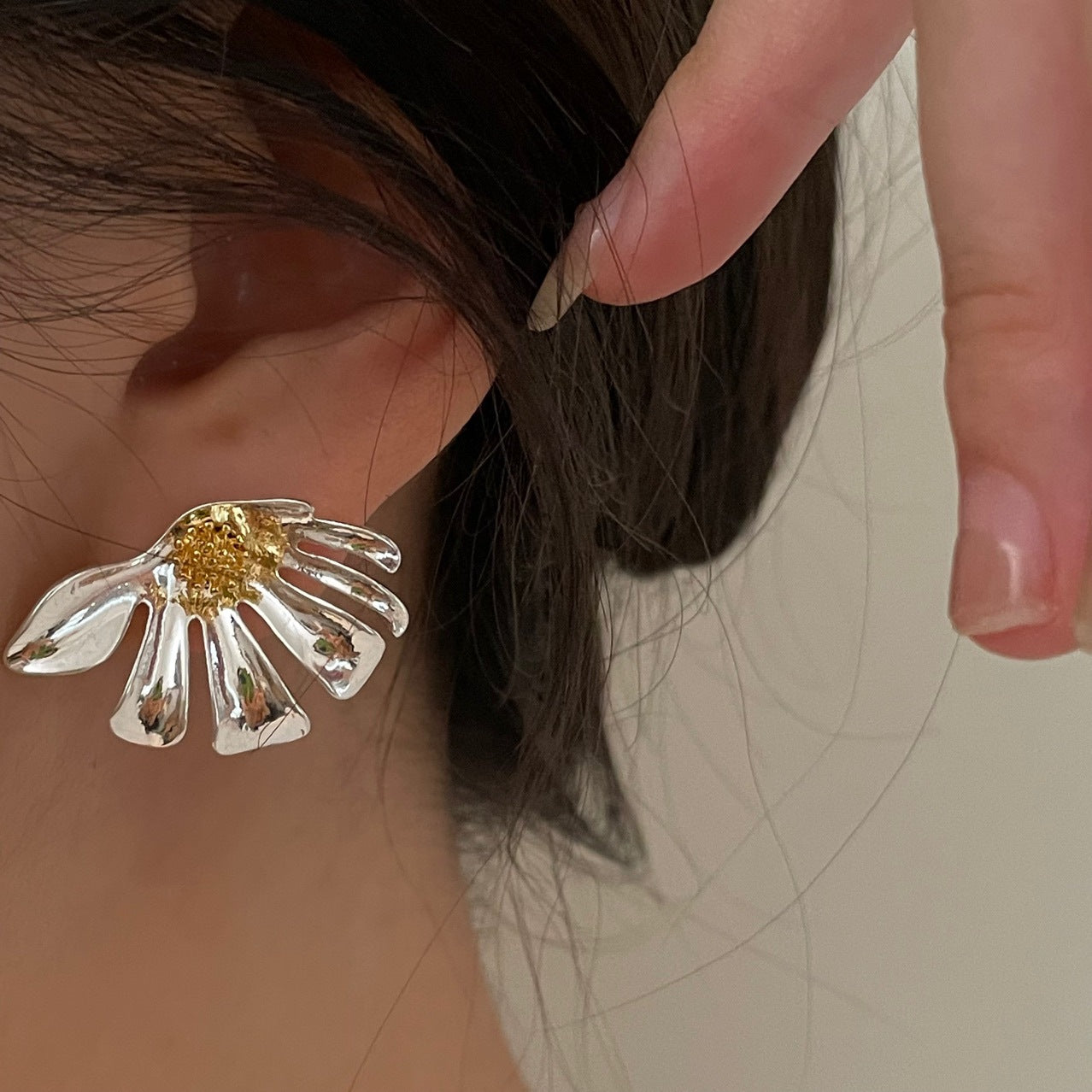 Silver Daisy Earrings - Modingo Modingo