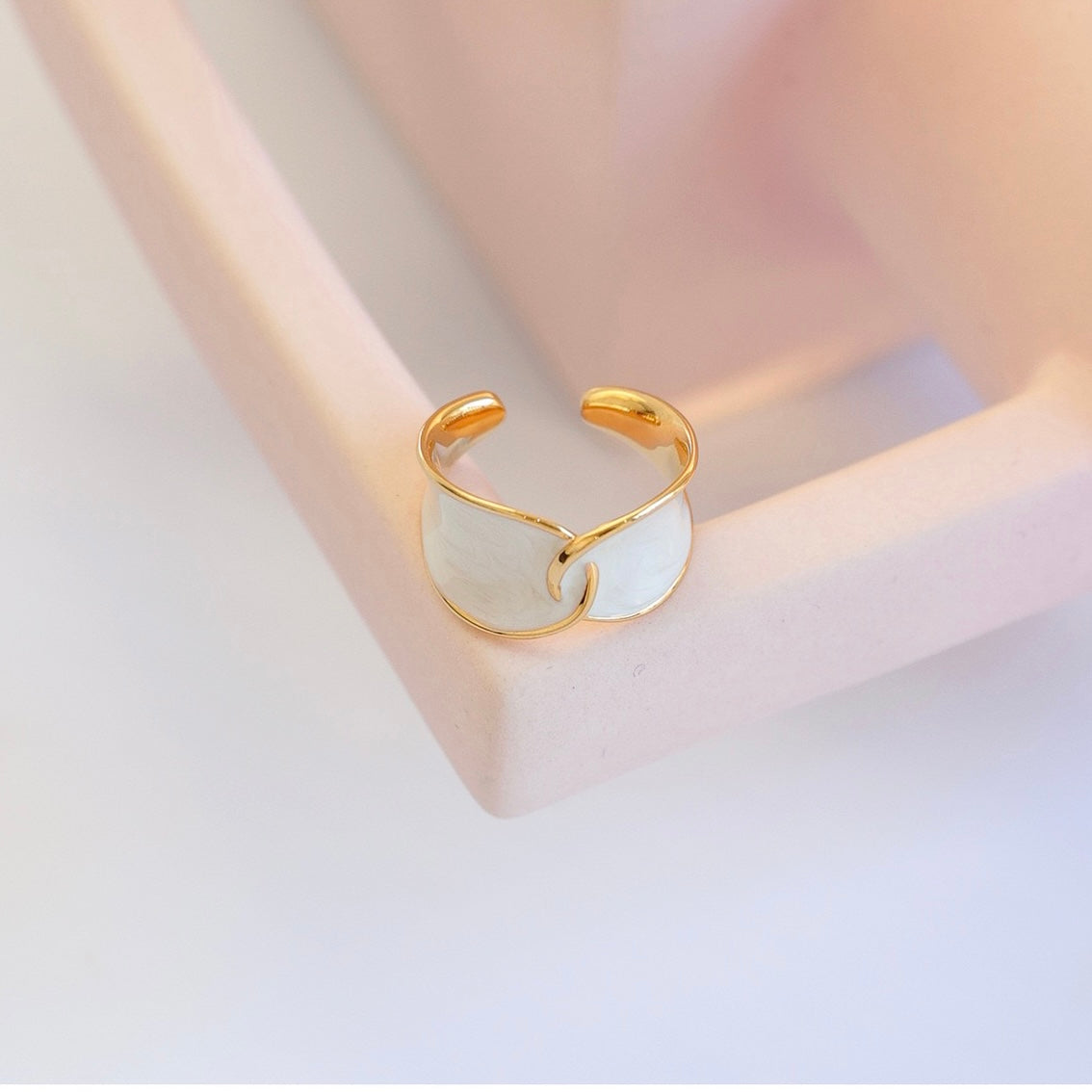 White Enamel Knot Ring - Modingo Modingo