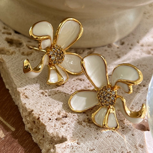 White Oil Drop Flower Earrings - Modingo Modingo