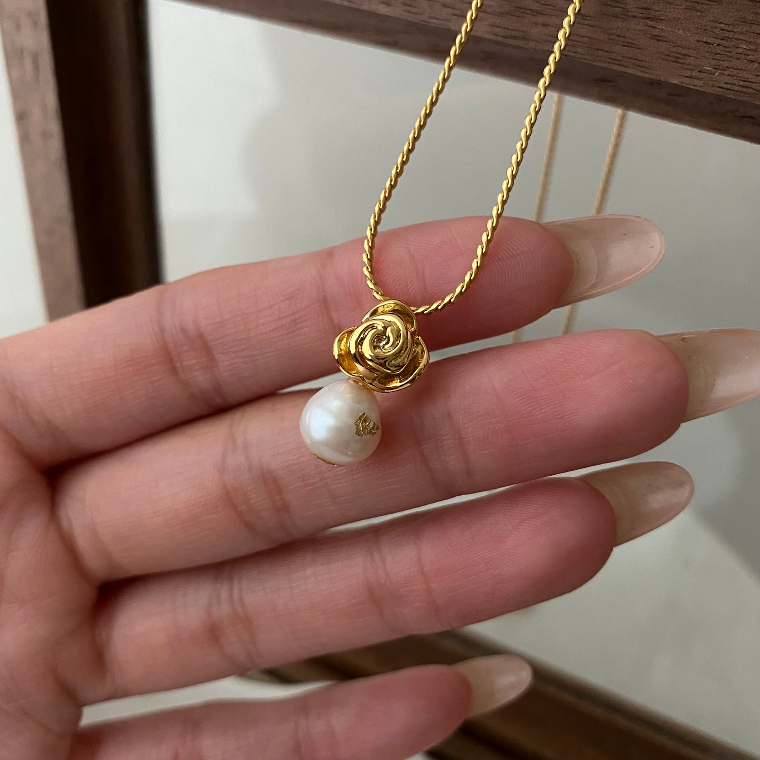 Baroque Pearl with Rose Necklace - Modingo Modingo