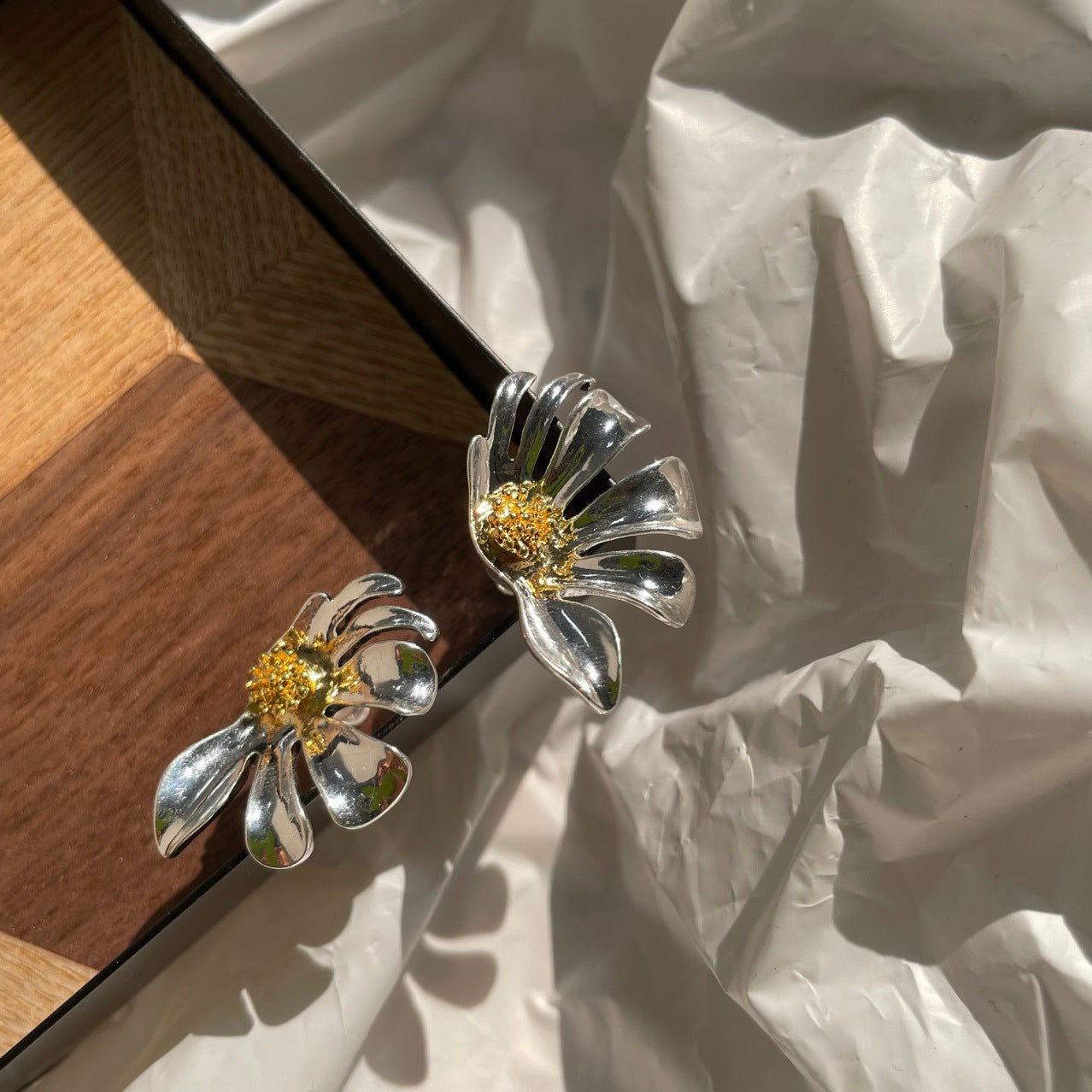 Silver Daisy Earrings - Modingo Modingo