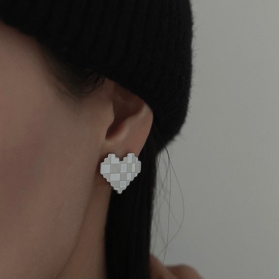 Checkerboard Design Heart Stud Earrings - Modingo Modingo