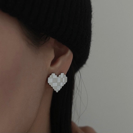 Checkerboard Design Heart Stud Earrings - Modingo Modingo